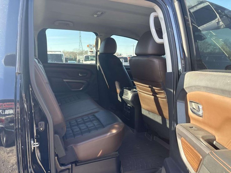 2016-nissan-titan-image-18