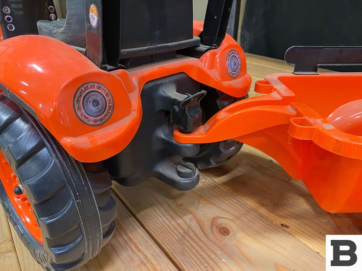 kubota-m7171-premium-kvt-toy-pedal-tractor-and-trailer-image-11