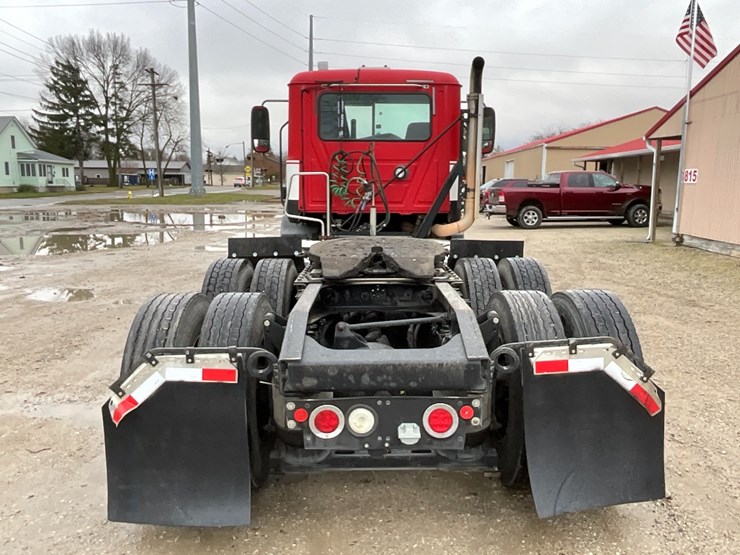 2013-mack-cxu613-day-cab-image-14