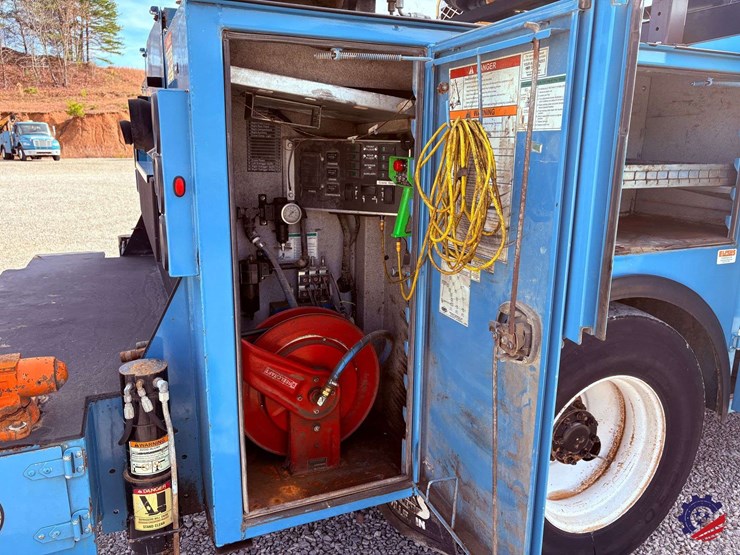 2012-peterbilt-337-image-47