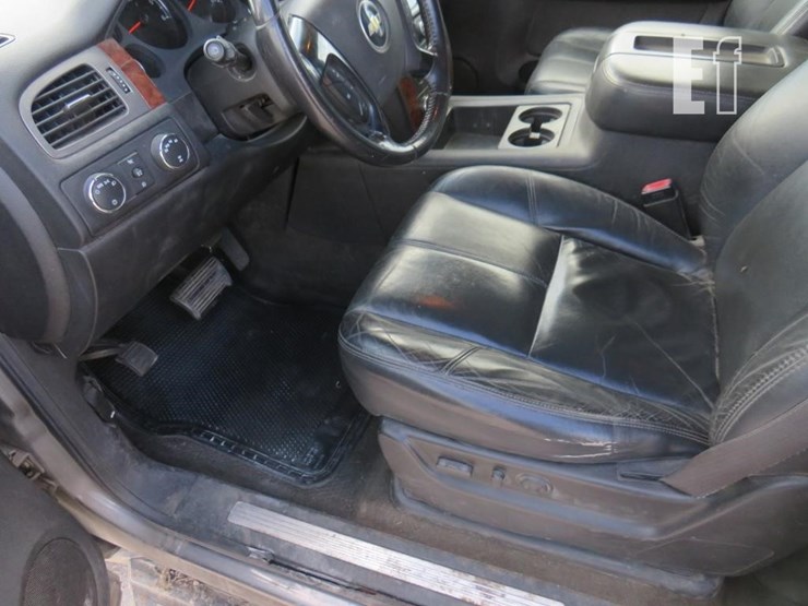 2008-chevrolet-suburban-image-14