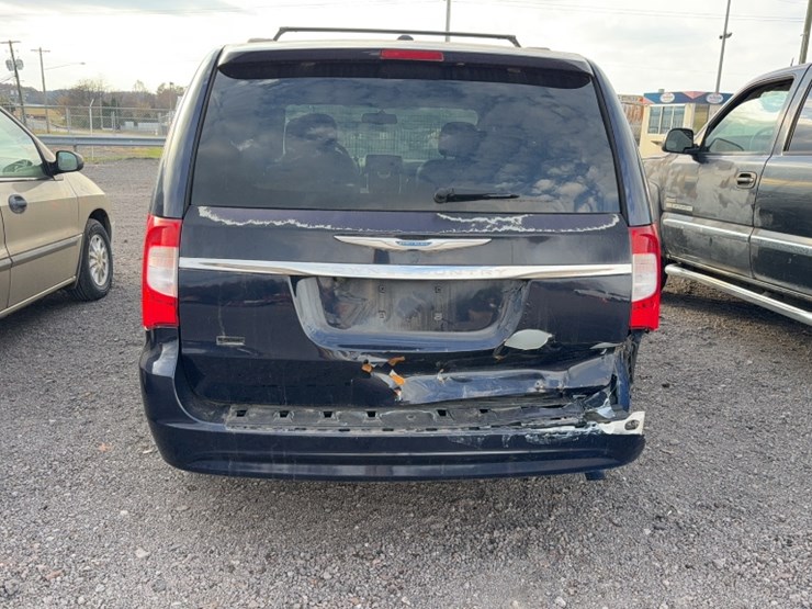 2014-chrysler-town-&-country-image-9