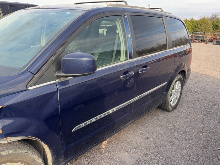 2014-chrysler-town-&-country-image-12