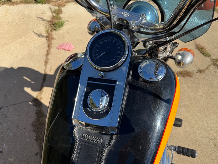 #1738-•-2001-hd-dynawide-glide-bumble-bee-edition-(wi-title-in-delay)-(black-river-falls,-wi)-image-12