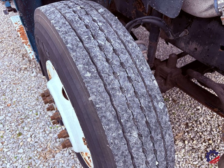 2009-freightliner-m2-106-image-31