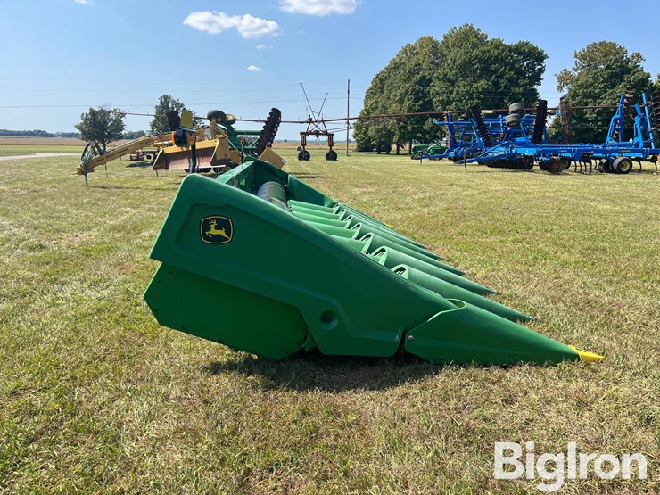 2021-john-deere-c8r-image-4