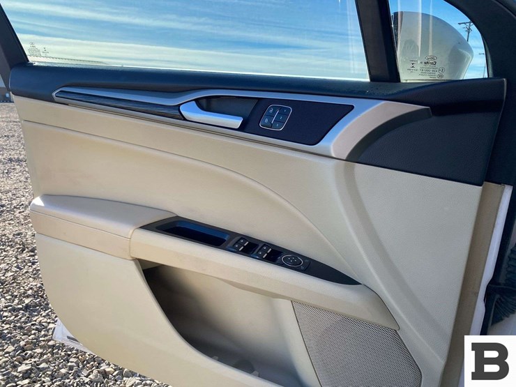 2016-ford-fusion-sedan-image-25