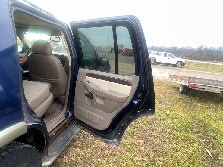 2004-ford-explorer-image-29