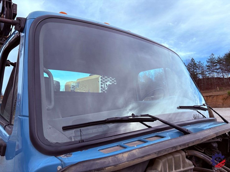 2009-freightliner-m2-106-image-34