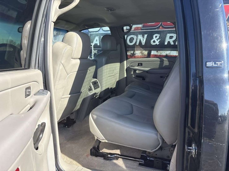 2005-gmc-sierra-2500-image-15