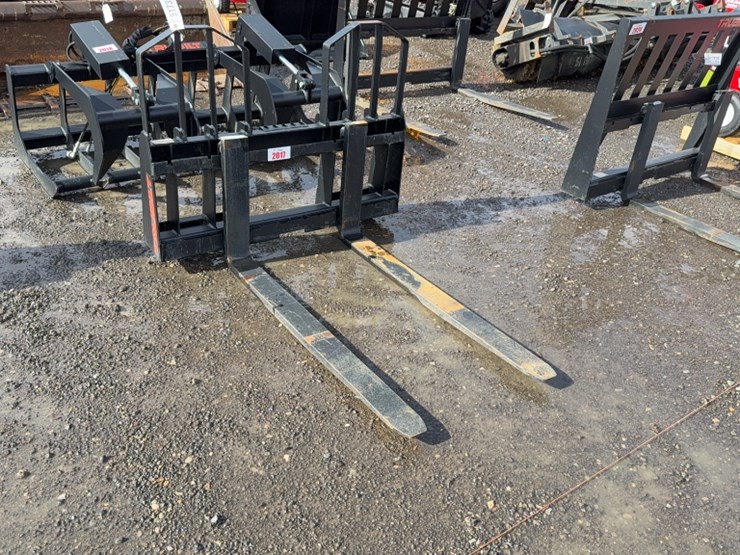#2017-•-trubilt-48"-skid-steer-pallet-forks-image-1