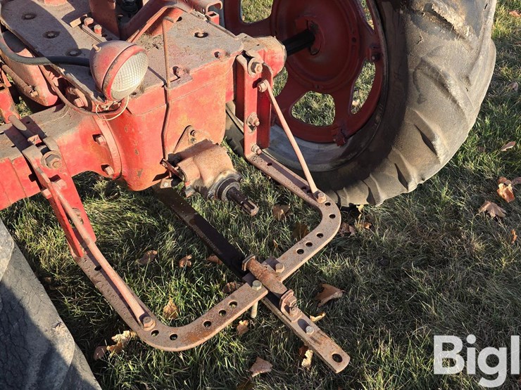 1952-farmall-h-2wd-tractor-image-10