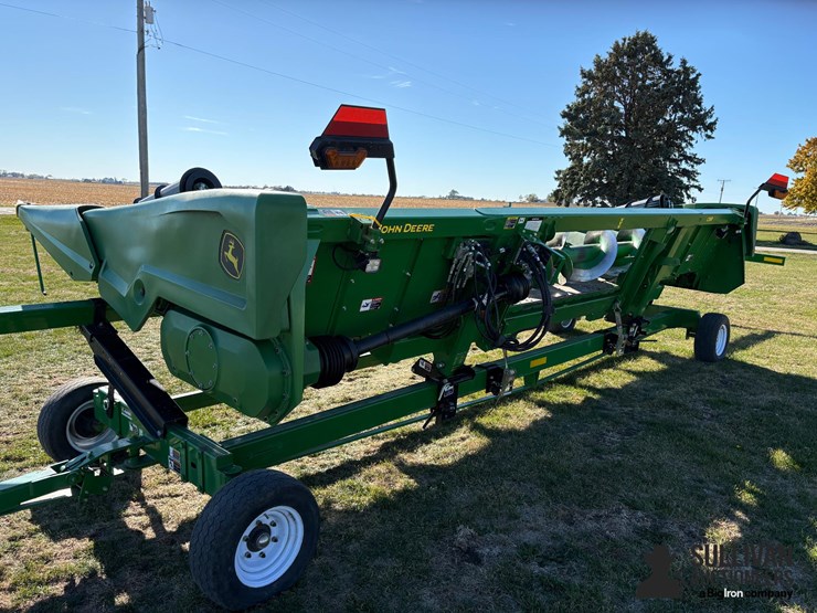 2022-john-deere-c8r-image-12