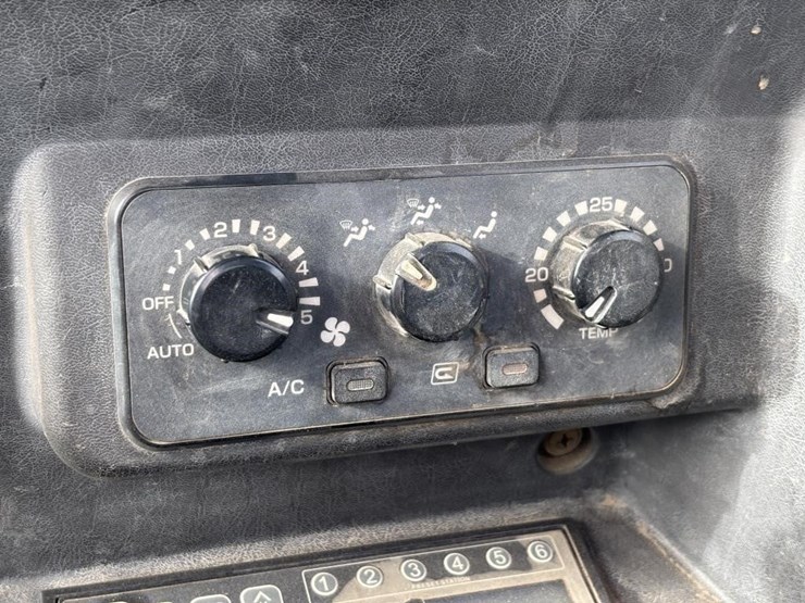 2014-takeuchi-tb290-image-40