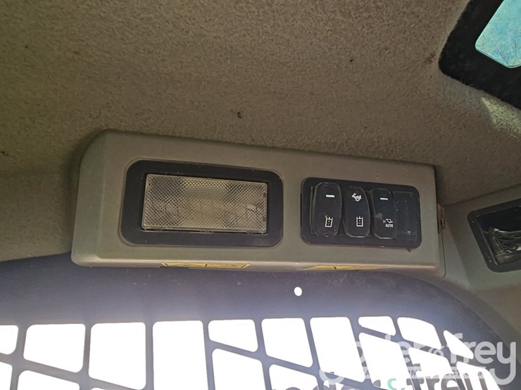 2023-caterpillar-259d3-image-35