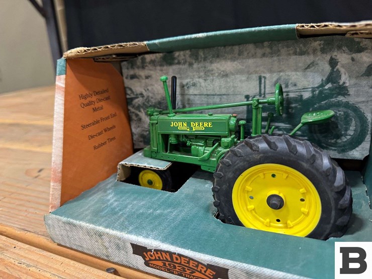 ertl-die-cast-replica-1937-john-deere-model-"b"-tractor-1:16-scale-image-3