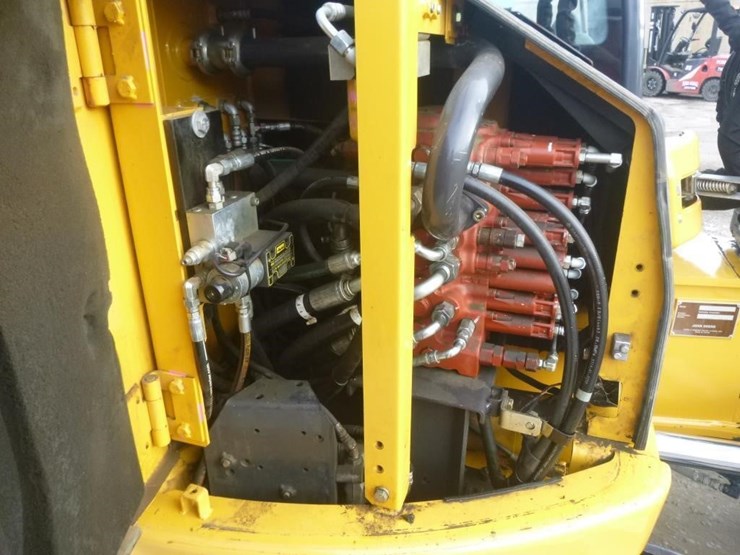 2016-deere-85g-image-31