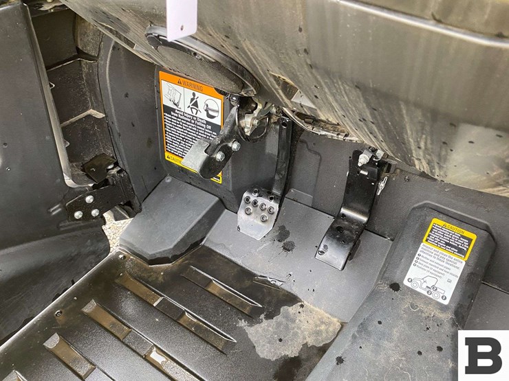 2021-john-deere-gator-image-32