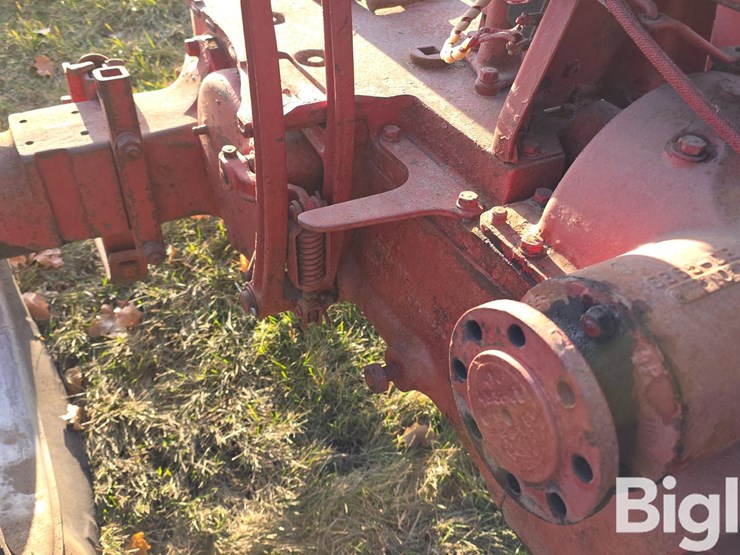 1952-farmall-h-2wd-tractor-image-13