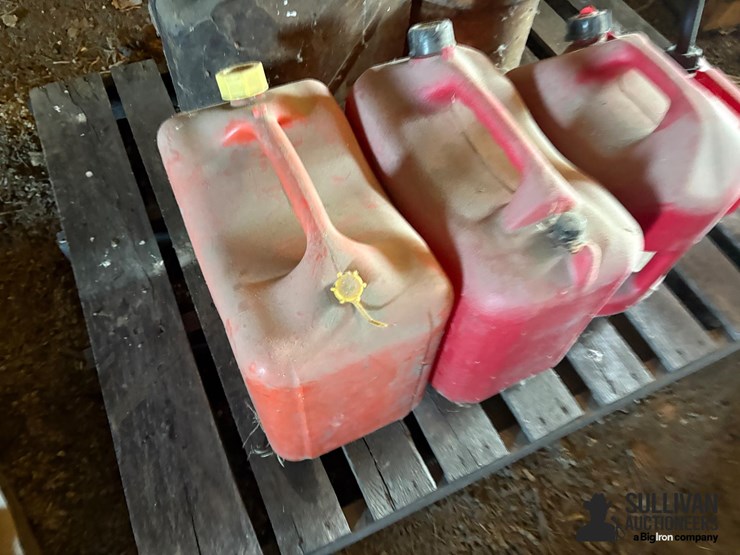 misc-pallet-of-gas-cans-image-11
