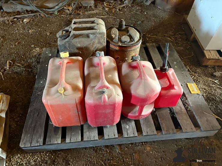 misc-pallet-of-gas-cans-image-4