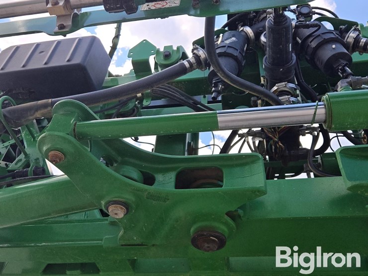 2023-john-deere-410r-image-11