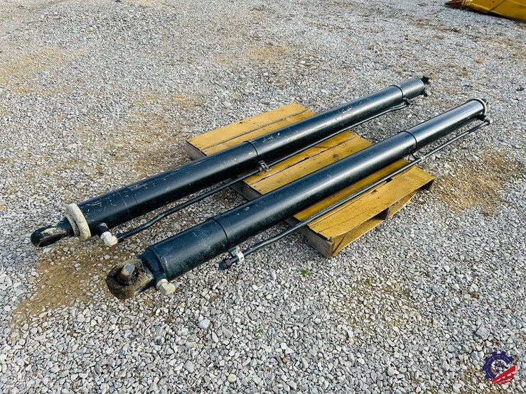 caterpillar-745-image-28