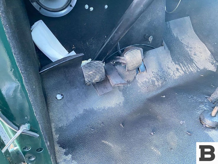 1940-international-d5-30-flatbed-truck-image-34