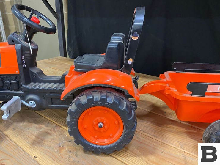 kubota-m7171-premium-kvt-toy-pedal-tractor-and-trailer-image-4