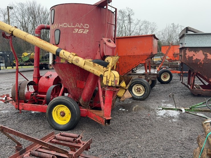 new-holland-352-image-6