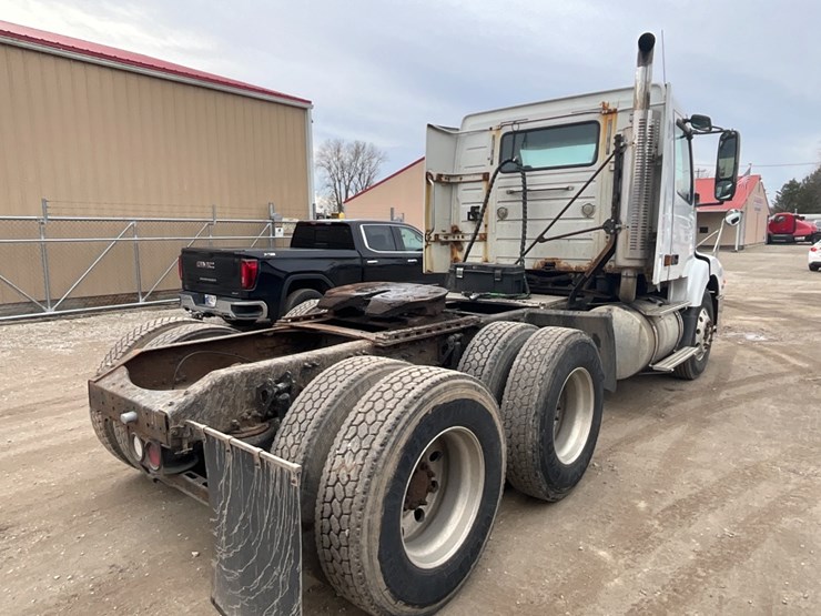 2002-volvo-vnl-day-cab-image-10