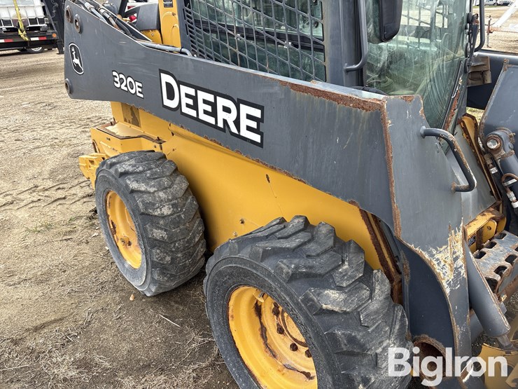 2013-deere-320e-image-13