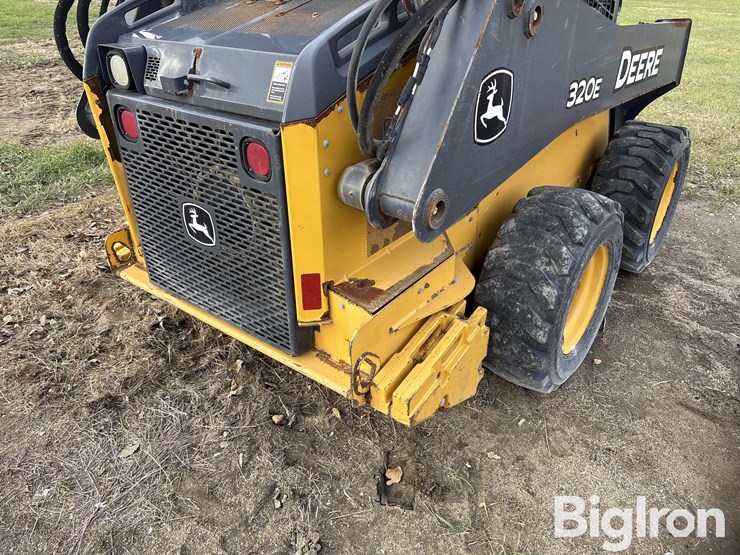 2013-deere-320e-image-16