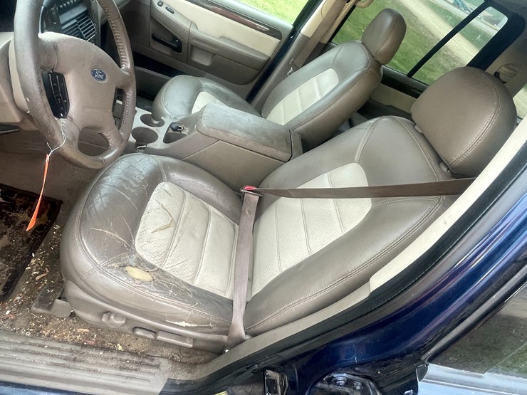 2004-ford-explorer-image-40