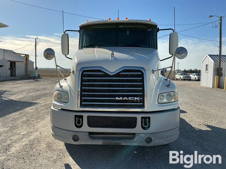 2014-mack-cxu613-t/a-truck-tractor-image-2