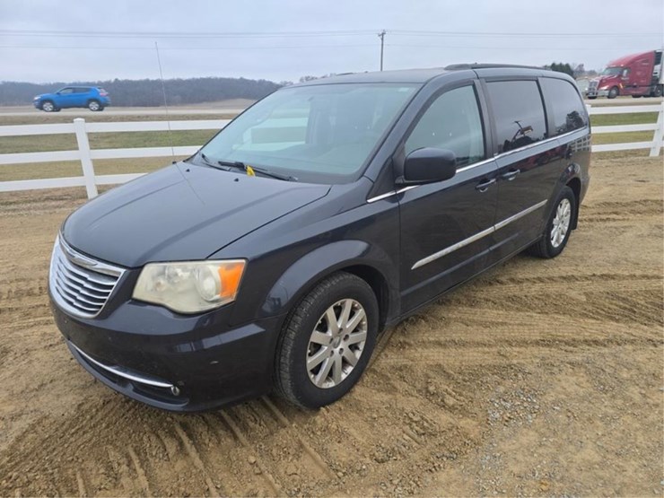 2013-chrysler-town-&-country-image-1