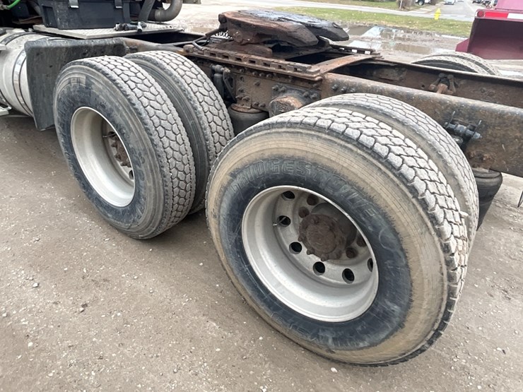 2002-volvo-vnl-day-cab-image-13