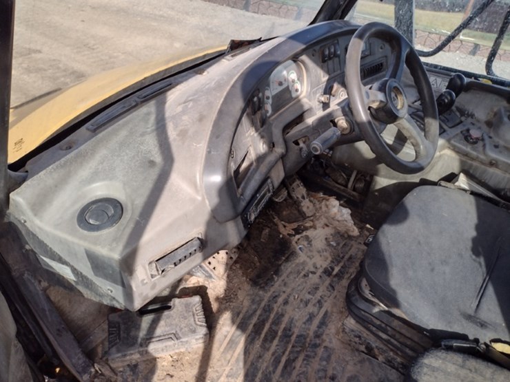 caterpillar-725-image-13