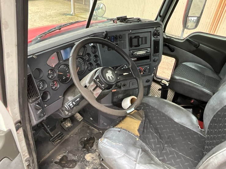 2013-mack-cxu613-day-cab-image-21