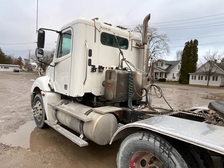 2006-freightliner-cl120-day-cab-image-15