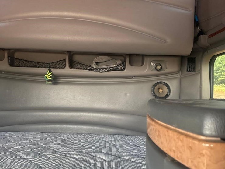 2010-peterbilt-387-image-24