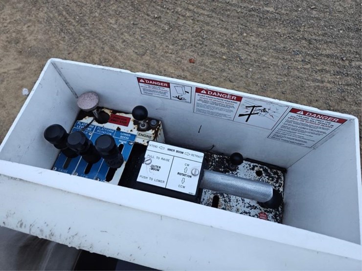 #3284-•-2003-gmc-c5500-aerial-truck-image-17