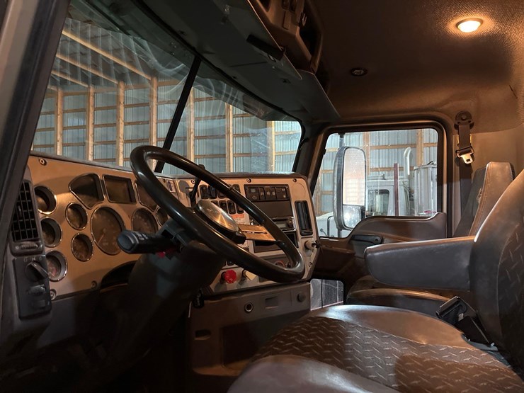 2014-mack-cxu613-semi-image-11