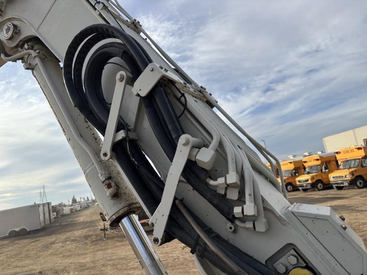 2012-takeuchi-tb180fr-image-21