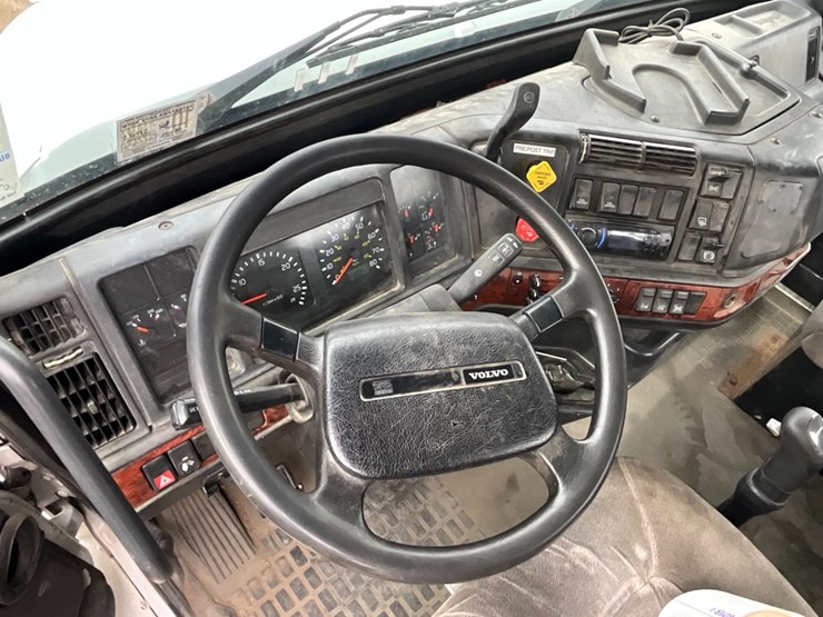 2002-volvo-vnl-day-cab-image-20