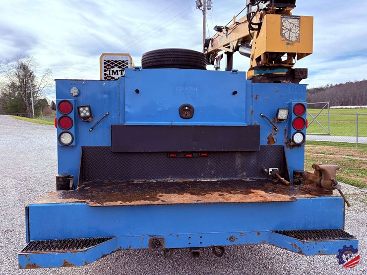 2009-freightliner-m2-106-image-48