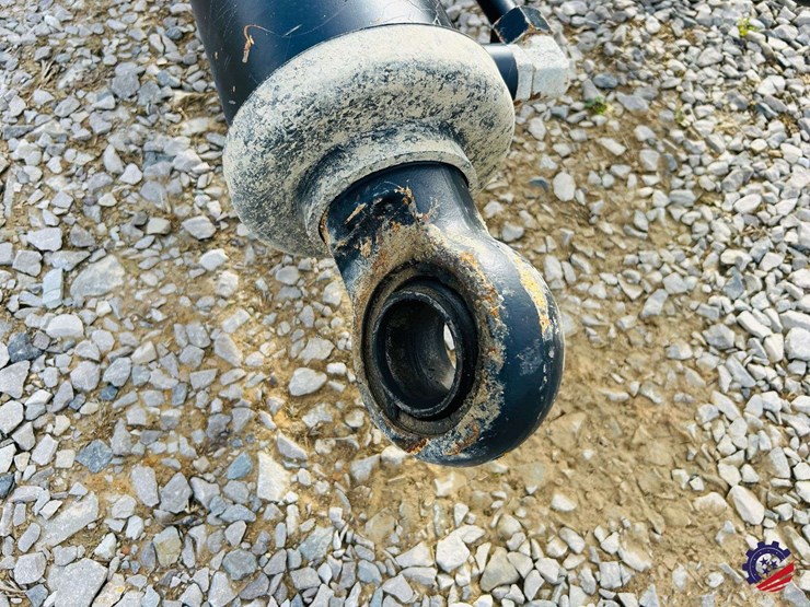 caterpillar-745-image-32