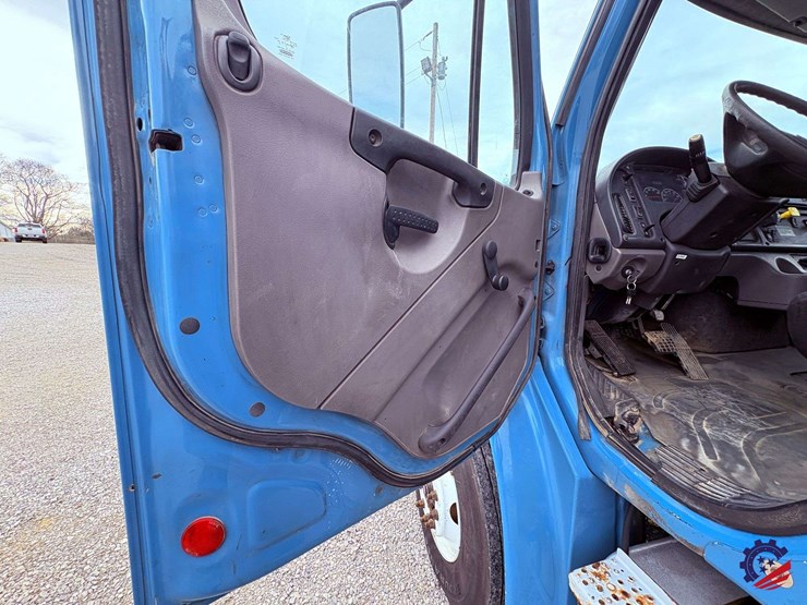 2009-freightliner-m2-106-image-74