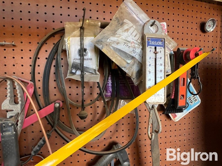 steel-workbench-&-supplies-image-12