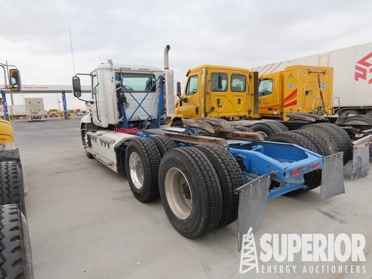 (x)-(2-4)-2017-mack-cxu633t-t/a-truck-tractor-w/-...-image-4